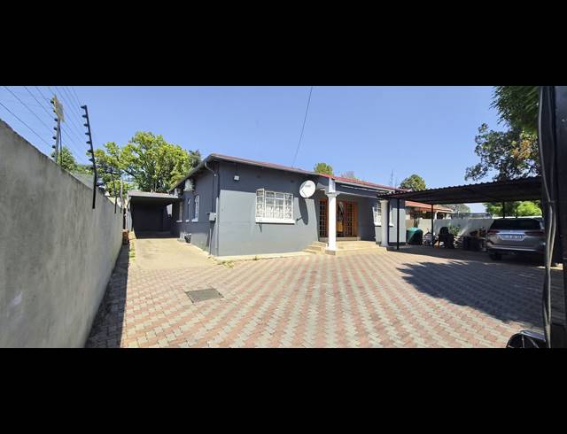 3 bed property to rent in CAPITAL PARK